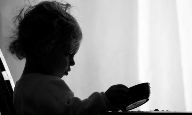 El riesgo de pobreza infantil aumenta el 35,5 % en los hogares donde solo trabaja uno de los padres