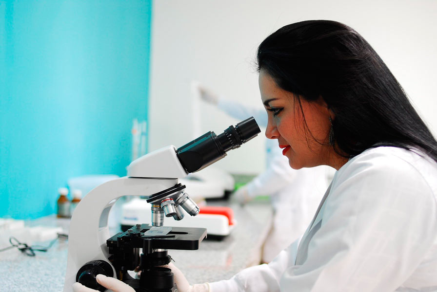La industria farmacéutica afianza la apuesta por el talento investigador femenino