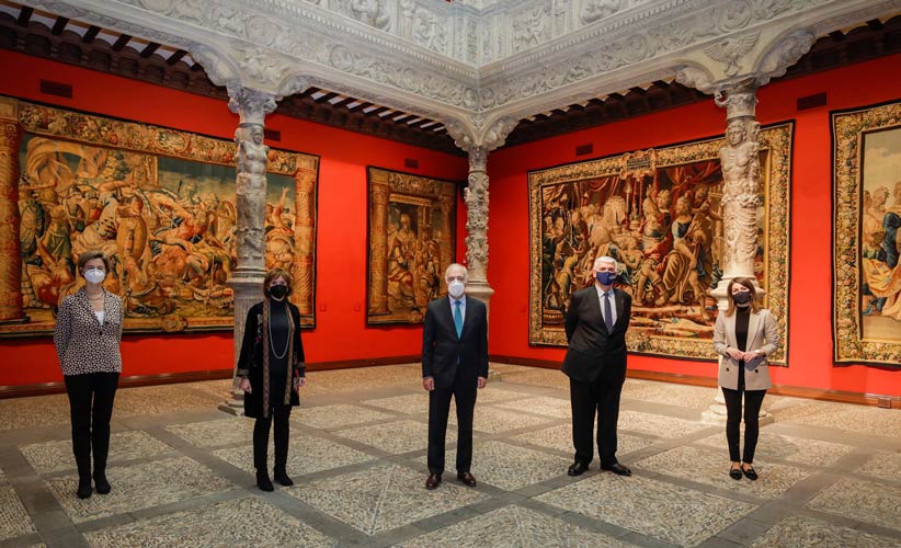 Fundación Ibercaja expone una selección de tapices de su colección en el Patio de la Infanta