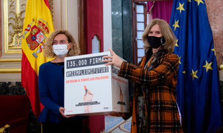 Cristina Garmendia entrega a la presidenta del Congreso 135.000 firmas de apoyo a la campaña #miempleomifuturo