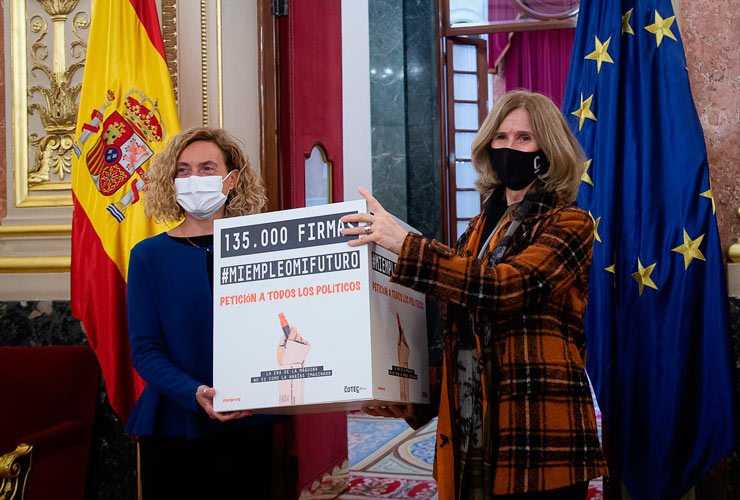 Cristina Garmendia entrega a la presidenta del Congreso 135.000 firmas de apoyo a la campaña #miempleomifuturo