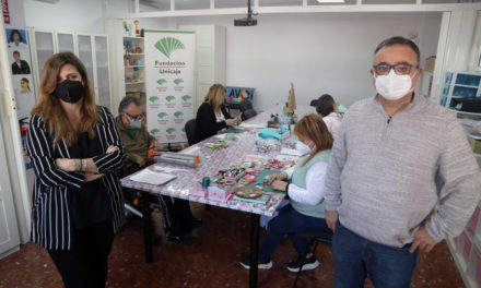 Fundación Unicaja renueva su apoyo a la labor de voluntariado hospitalario de AVOI e impulsa su tienda solidaria