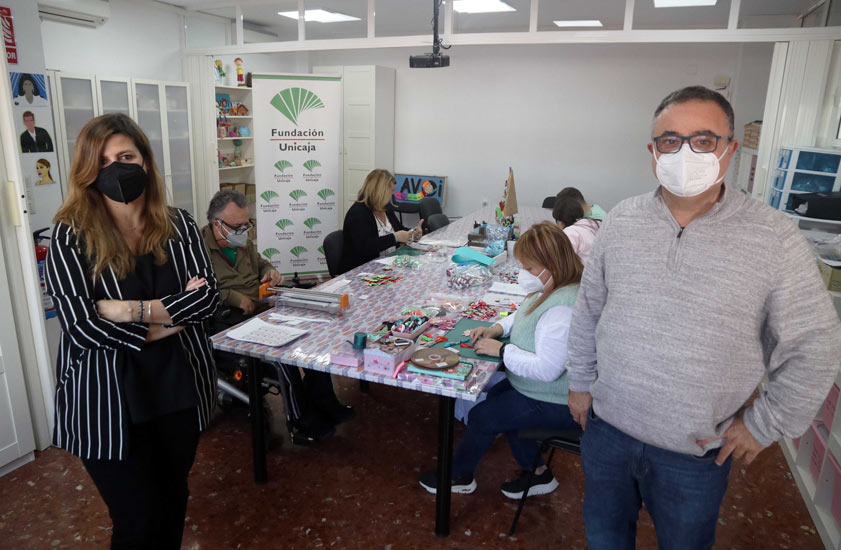Fundación Unicaja renueva su apoyo a la labor de voluntariado hospitalario de AVOI e impulsa su tienda solidaria