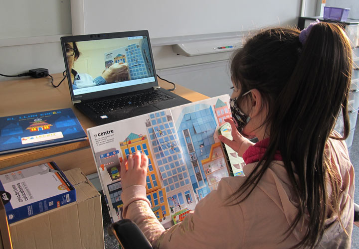 Voluntarios CaixaBank acompañan en la lectura a 600 menores vulnerables de toda España