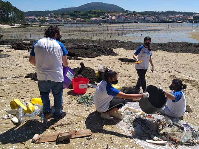 Voluntarios convocados por Afundación retiran 177 kilos de basura marina de las playas de Cortegada