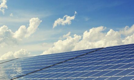 Fundación Naturgy y Fundación Hàbitat3 renuevan su acuerdo para instalar placas solares en viviendas sociales
