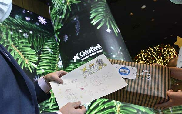 CaixaBank reparte más de 26.400 regalos de Navidad a niños y niñas en situación de pobreza