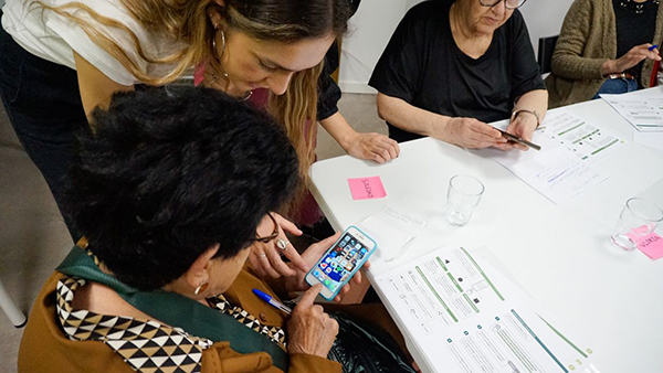 La Fundación AEB y la Fundación Alicia y Guillermo ponen en marcha un programa gratuito de formación digital que beneficiará a 1.300 madrileños mayores de 60 años en 2024