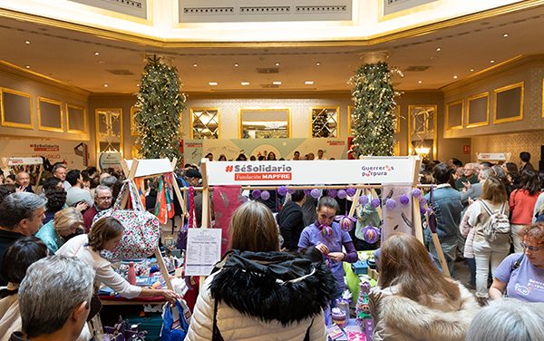 Fundación MAPFRE celebra su mercadillo solidario de Navidad para ayudar a los enfermos de ELA