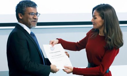 Fundación Dexeus celebra su XXX Aniversario y premia al profesor Arri Coomarasamya