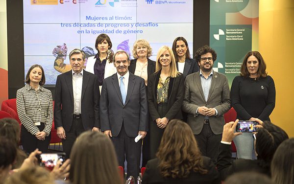 Las mujeres emprenden más con menos recursos, según la Fundación Microfinanzas de BBVA