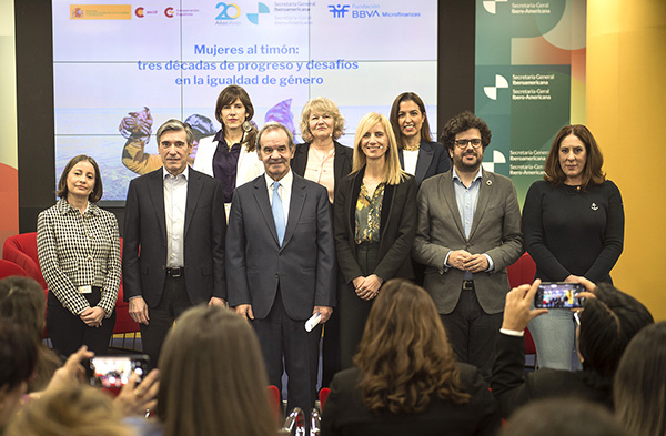 Las mujeres emprenden más con menos recursos, según la Fundación Microfinanzas de BBVA