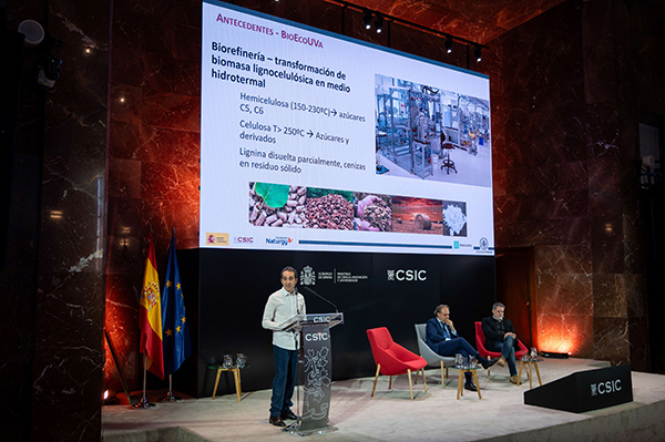 El proyecto ganador de la I edición del Premio Fundación Naturgy-CSIC emplea residuos de biomasa para convertir CO2 en productos químicos de alto valor