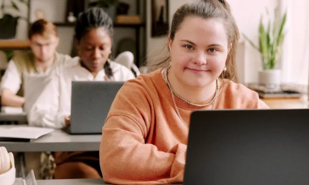 Fundación ONCE ofrece a personas con discapacidad formación gratuita, presencial y accesible en toda España, en competencias digitales básicas