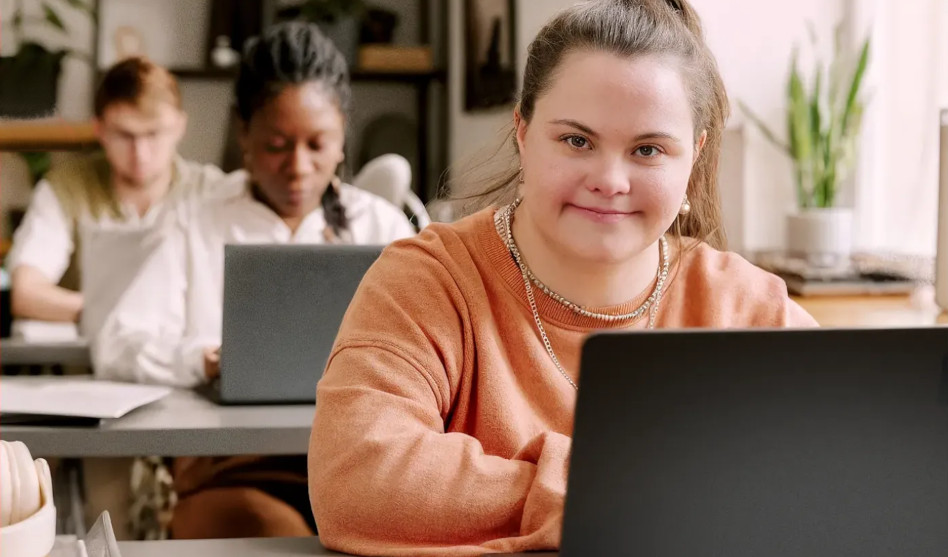 Fundación ONCE ofrece a personas con discapacidad formación gratuita, presencial y accesible en toda España, en competencias digitales básicas