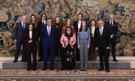 La Reina Letizia recibe en audiencia a representantes de la Fundación Claudia Tecglen