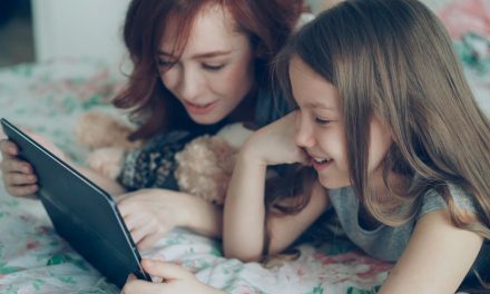 Según un estudio de Fad Juventud y Amazon, el 98% de las familias españolas supervisa las compras online de sus hijos adolescentes